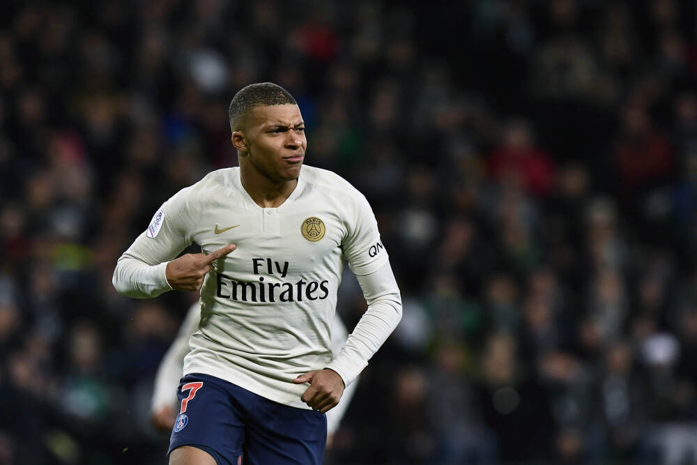 小李子“女儿”的野生美一夜爆火，全球审美降级，终于有个能打的了……